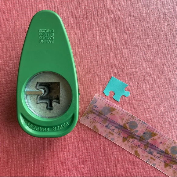 EK Success Paper Shaper - X-Large Puzzle Piece Punch - Picture 3 of 3